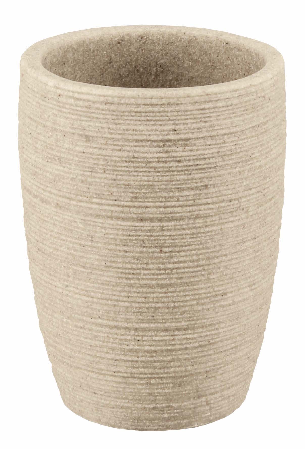 Zahnputzbecher SAND Macadamia aus geriffeltem, beigem Material steht freigestellt vor weißem Hintergrund.
