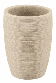 Zahnputzbecher SAND Macadamia aus geriffeltem, beigem Material steht freigestellt vor weißem Hintergrund.
