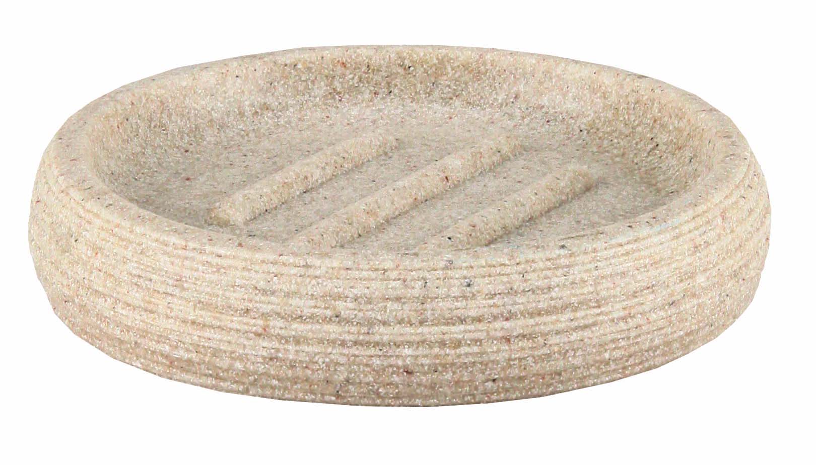 Seifenschale SAND Macadamia liegt als runde, gerillte Seifenablage in sandbeiger Optik auf weißem Hintergrund.