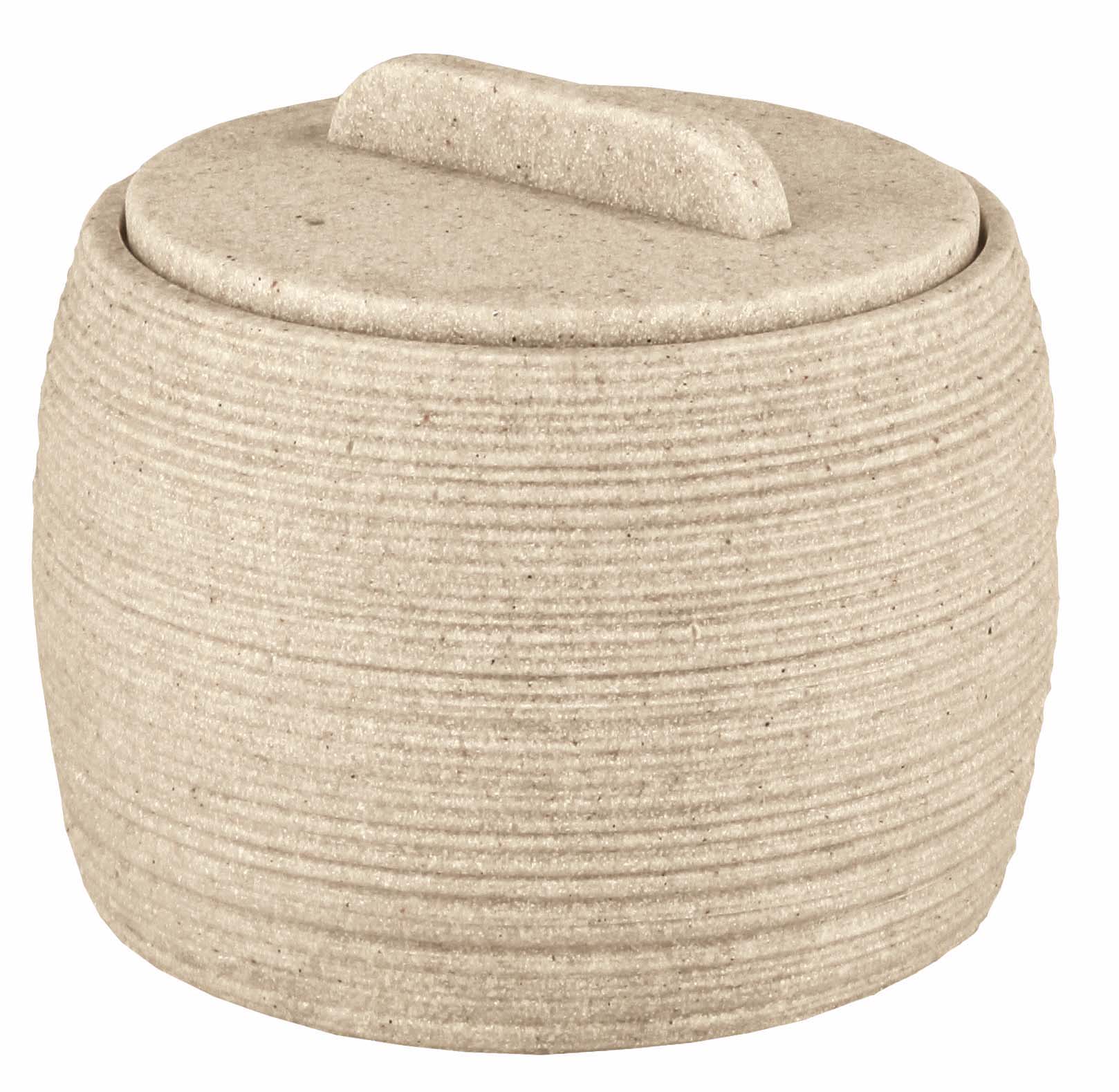 Die Wattedose SAND Macadamia steht mit geriffelter Oberfläche vor weißem Hintergrund.