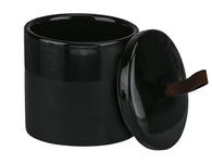 Schwarzer Keramikbehälter mit Deckel und Lederschlaufe, offen stehend