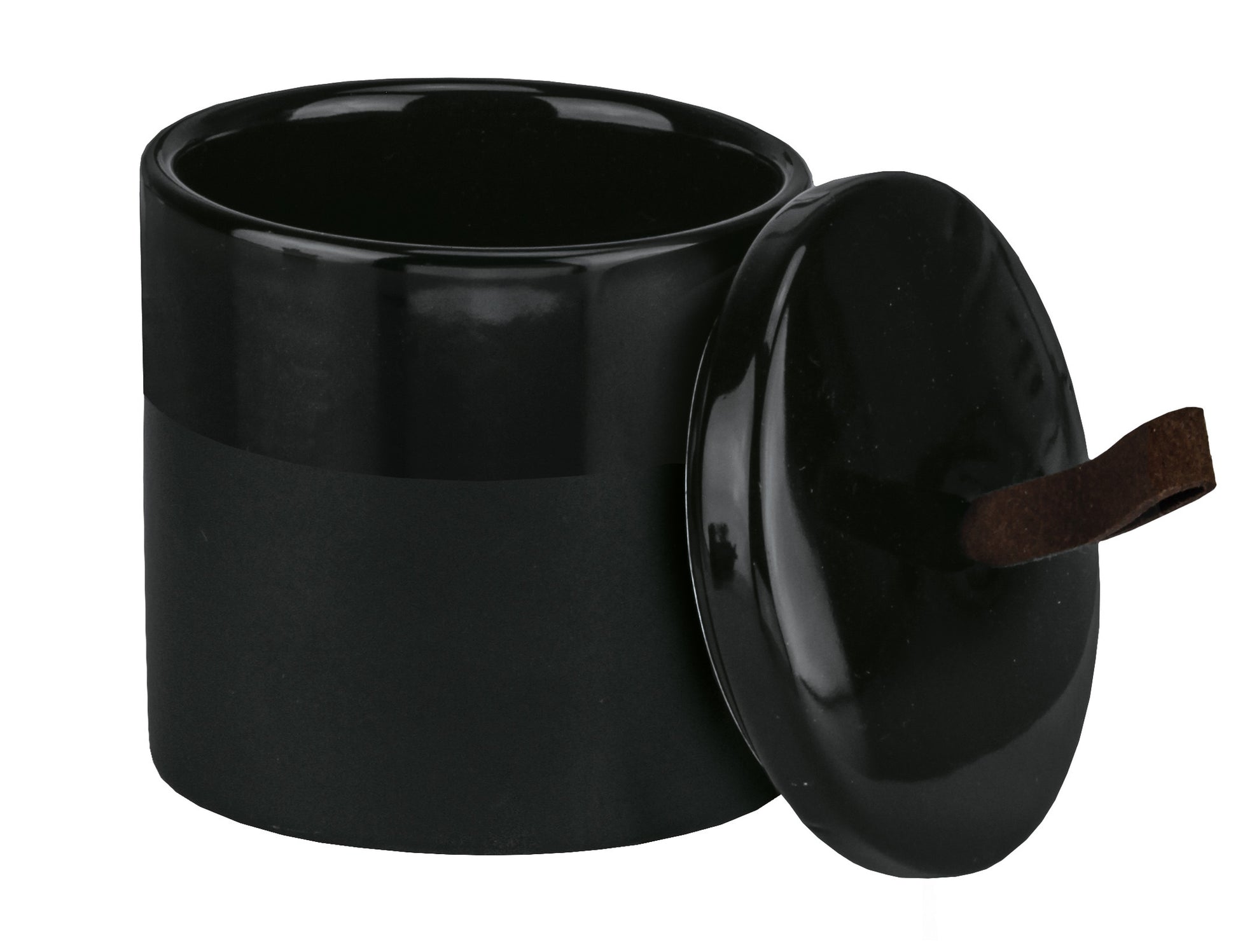 Schwarze Wattedose DEEP aus Keramik mit abgenommenem Deckel und Lederschlaufe steht vor weißem Hintergrund.