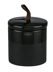 Die Wattedose DEEP Schwarz steht freigestellt mit Deckel und Lederschlaufe.