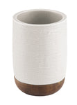 Weißer Zahnputzbecher aus Keramik mit rundem braunem Holzfuß unten