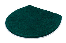 Halbrunder, dunkelgrüner Badteppich mit weißem Rand auf weißem Grund