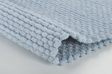 Hellblauer, dick geflochtener Badezimmerteppich aus Chenille-Stoff gefertigt