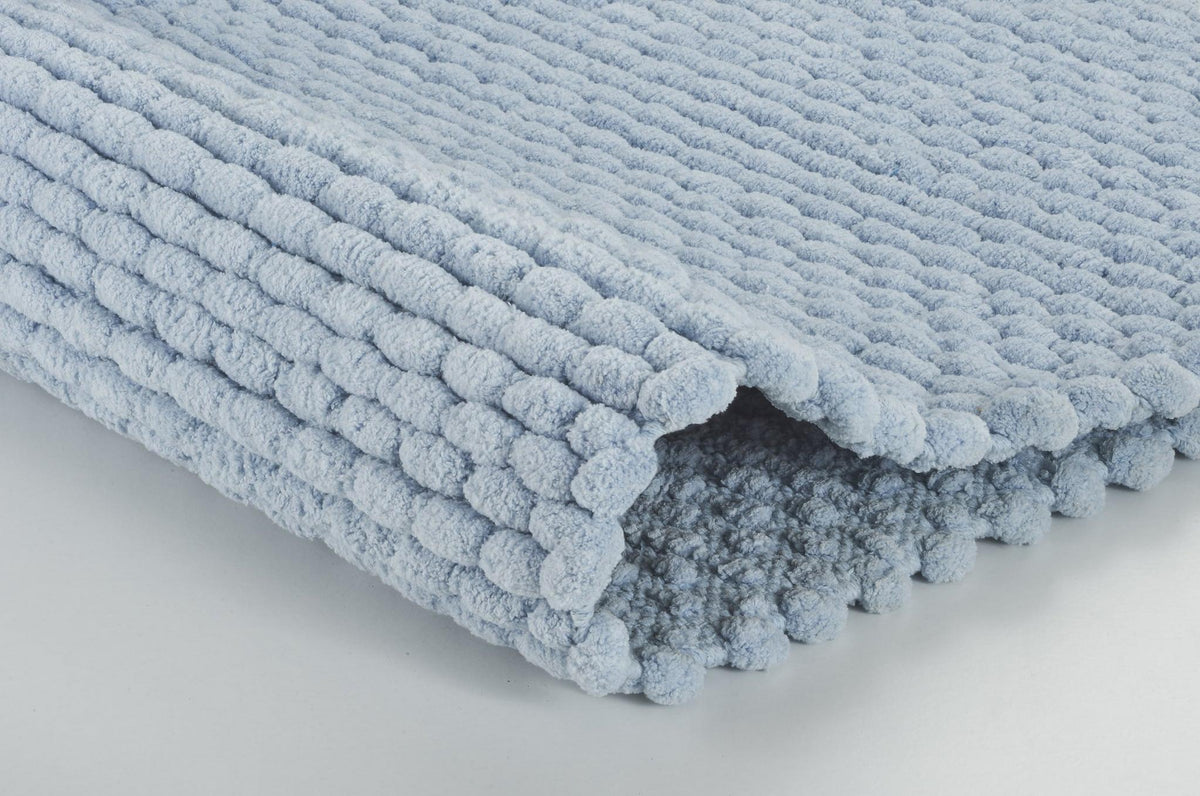 Hellblauer, dick geflochtener Badezimmerteppich aus Chenille-Stoff gefertigt
