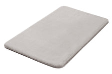 Rechteckige, flache Badematte in hellem Grau auf weißem Hintergrund