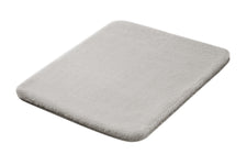 Rechteckige, hellgraue Badematte mit flauschiger, weicher Oberfläche