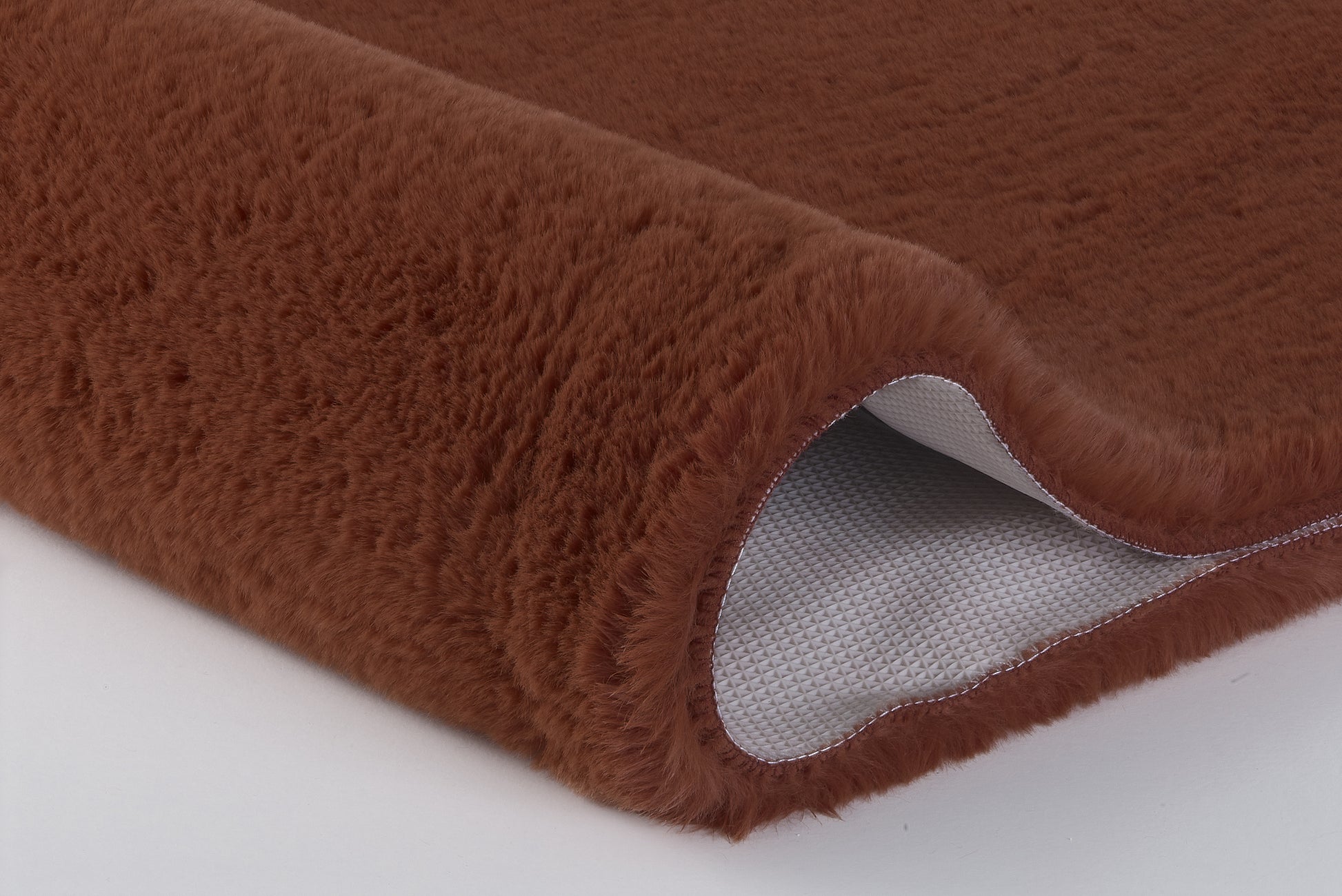 Brauner, flauschiger Badteppich mit rutschfester Rückseite unten