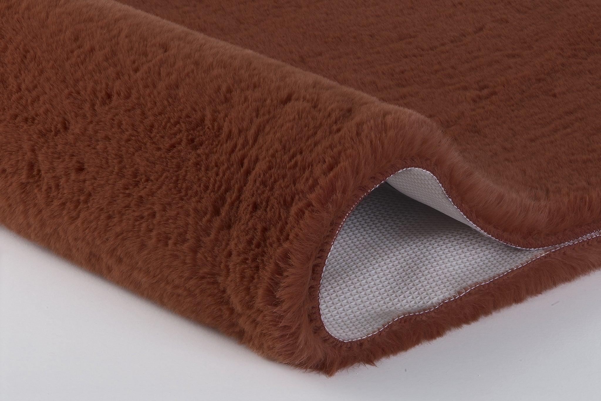 Brauner, flauschiger Badteppich mit rutschfester Rückseite unten