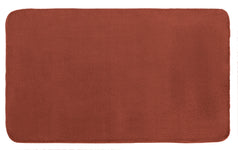 Rechteckige rostrote Badematte mit weicher, flauschiger Oberfläche