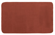 Rechteckige rostrote Badematte mit weicher, flauschiger Oberfläche