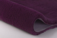 Weicher, lila Badteppich mit hochfloriger Oberfläche, Nahaufnahme Detail