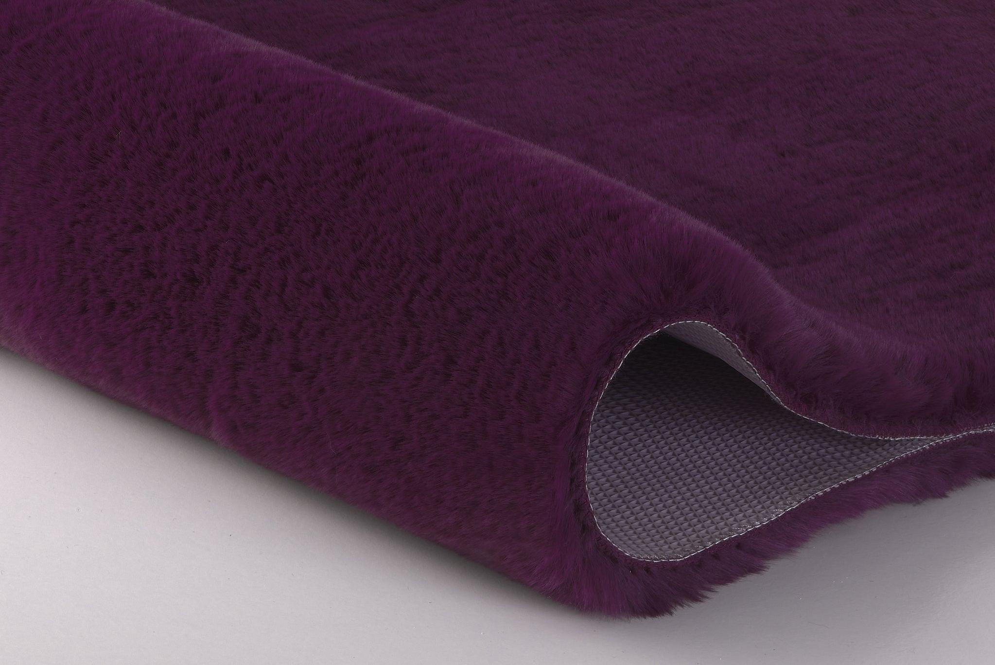 Weicher, lila Badteppich mit hochfloriger Oberfläche, Nahaufnahme Detail