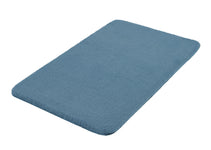 Rechteckige, flauschige hellblaue Badematte auf weißem Hintergrund