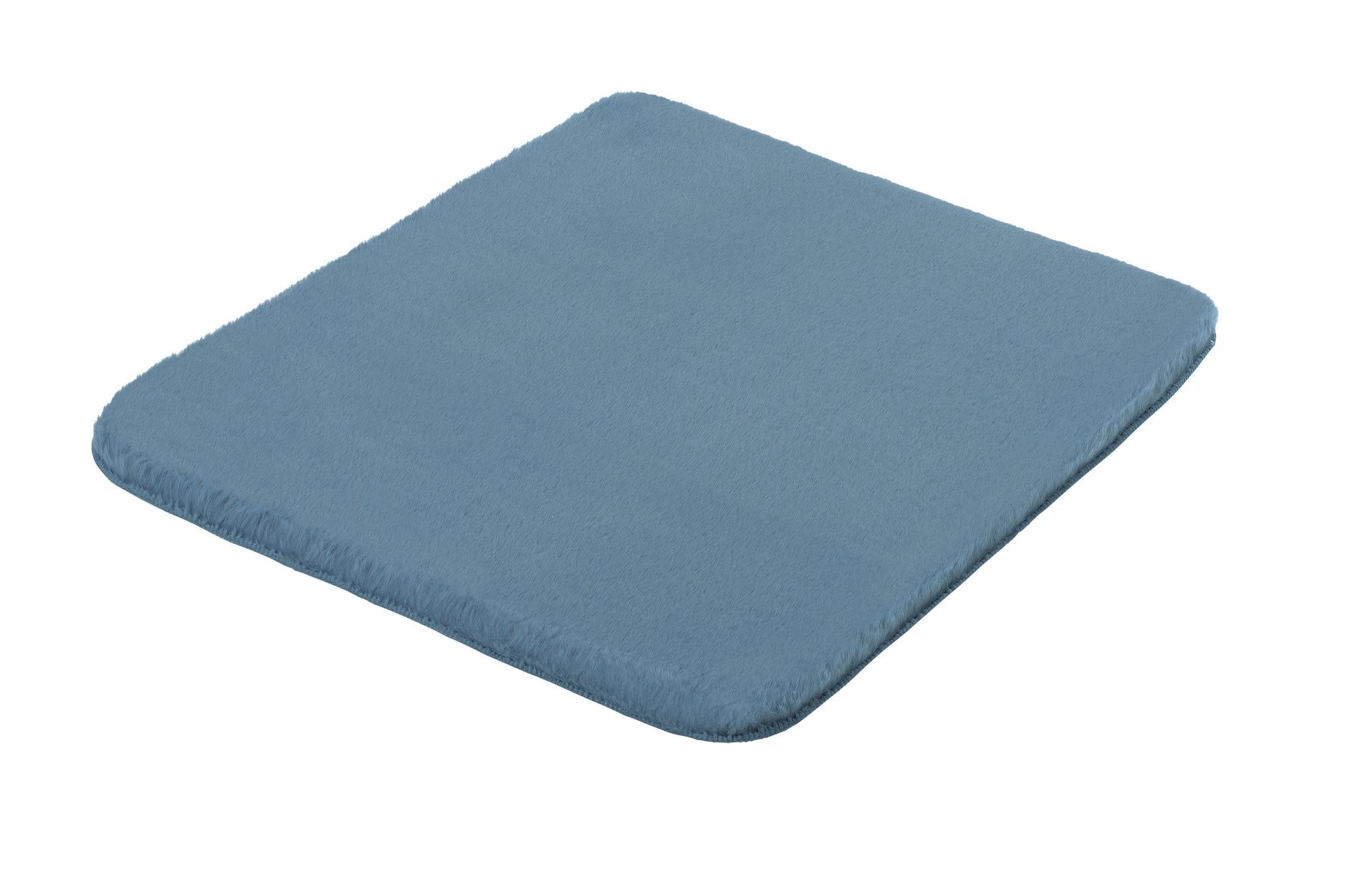 Quadratische, himmelblaue Badematte mit weicher, flauschiger Oberfläche