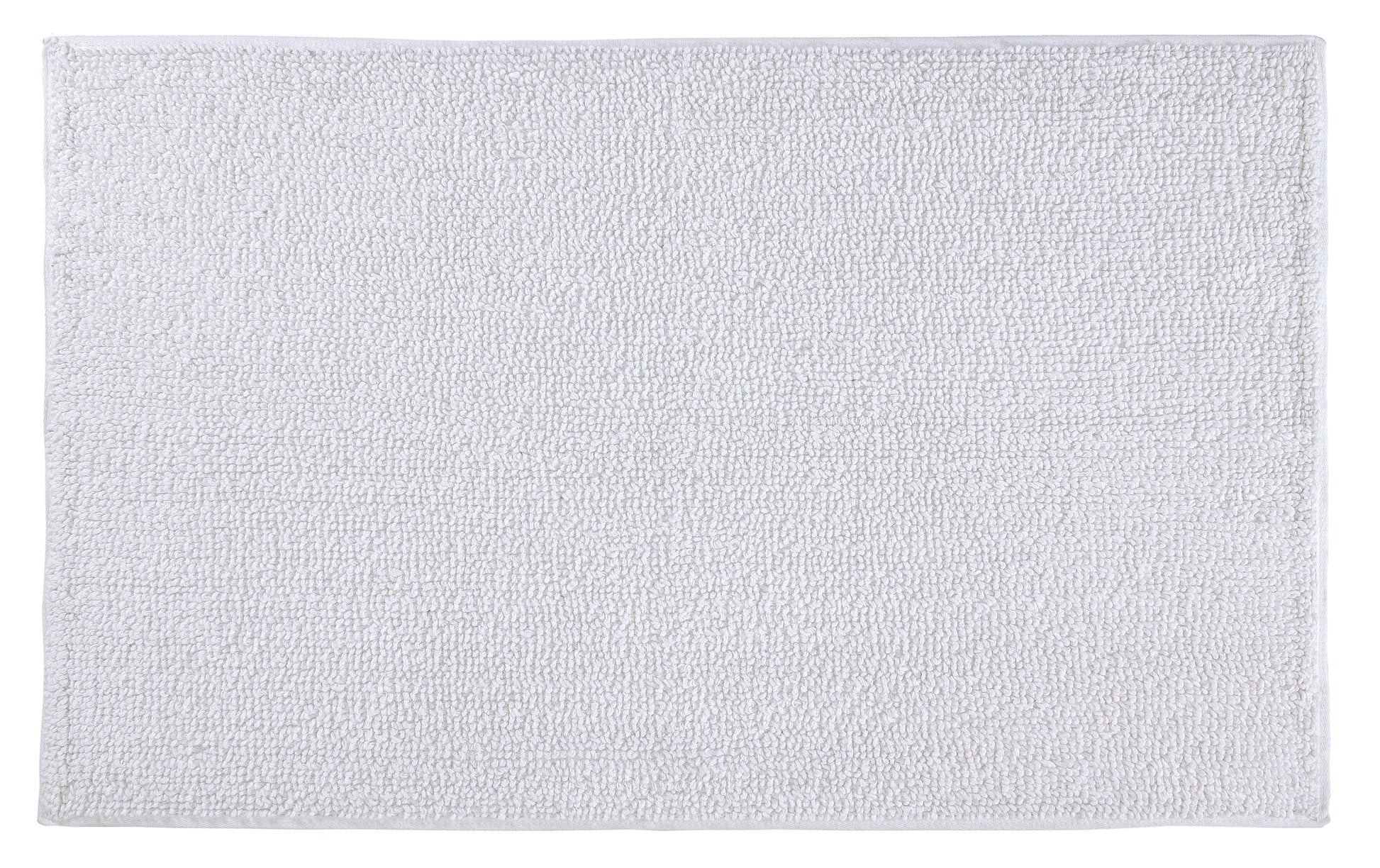 Weißer Badteppich CHRISSY in 60 x 100 cm liegt flach auf hellem Untergrund.