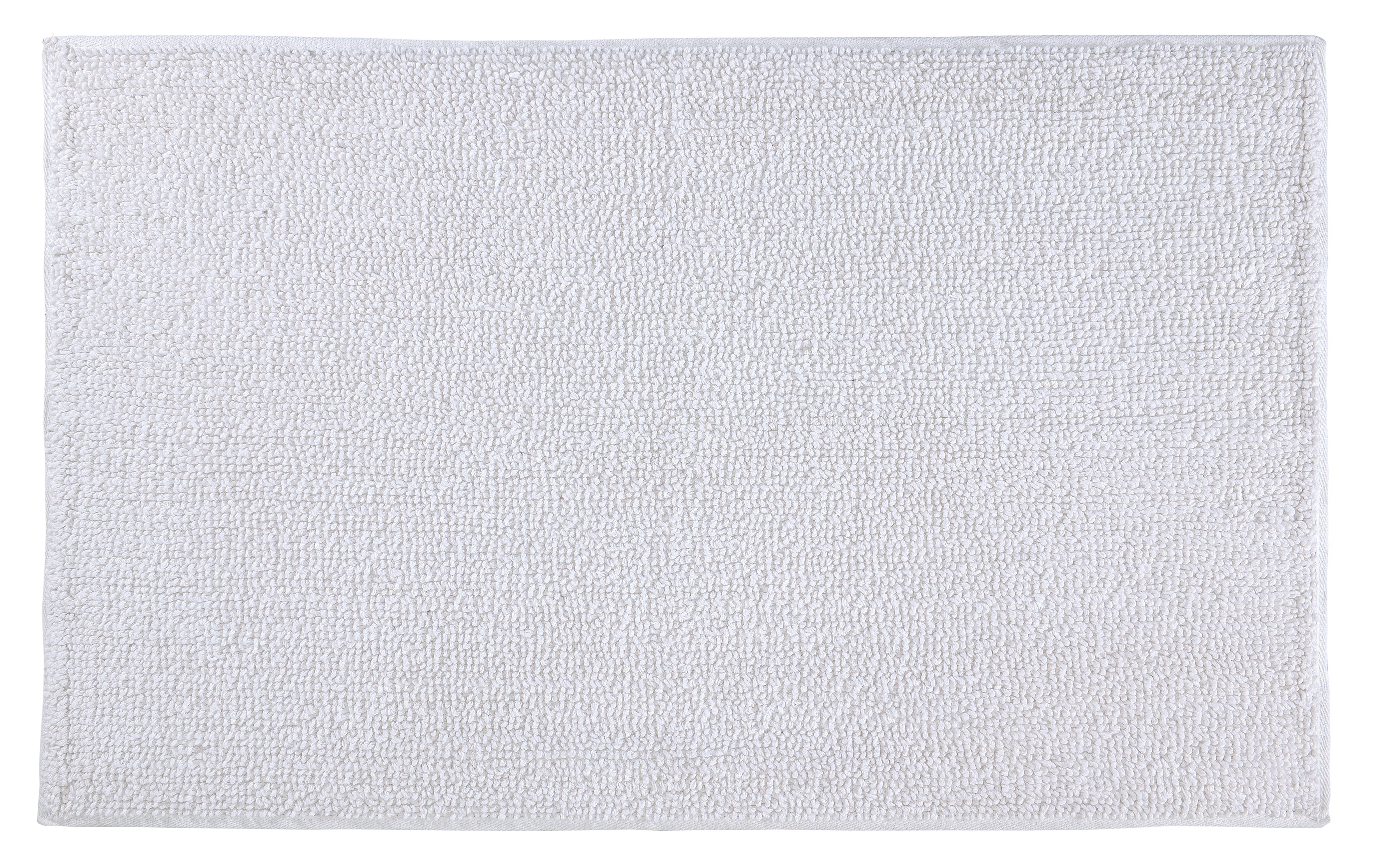 Weißer Badteppich CHRISSY in 60 x 100 cm liegt flach auf hellem Untergrund.