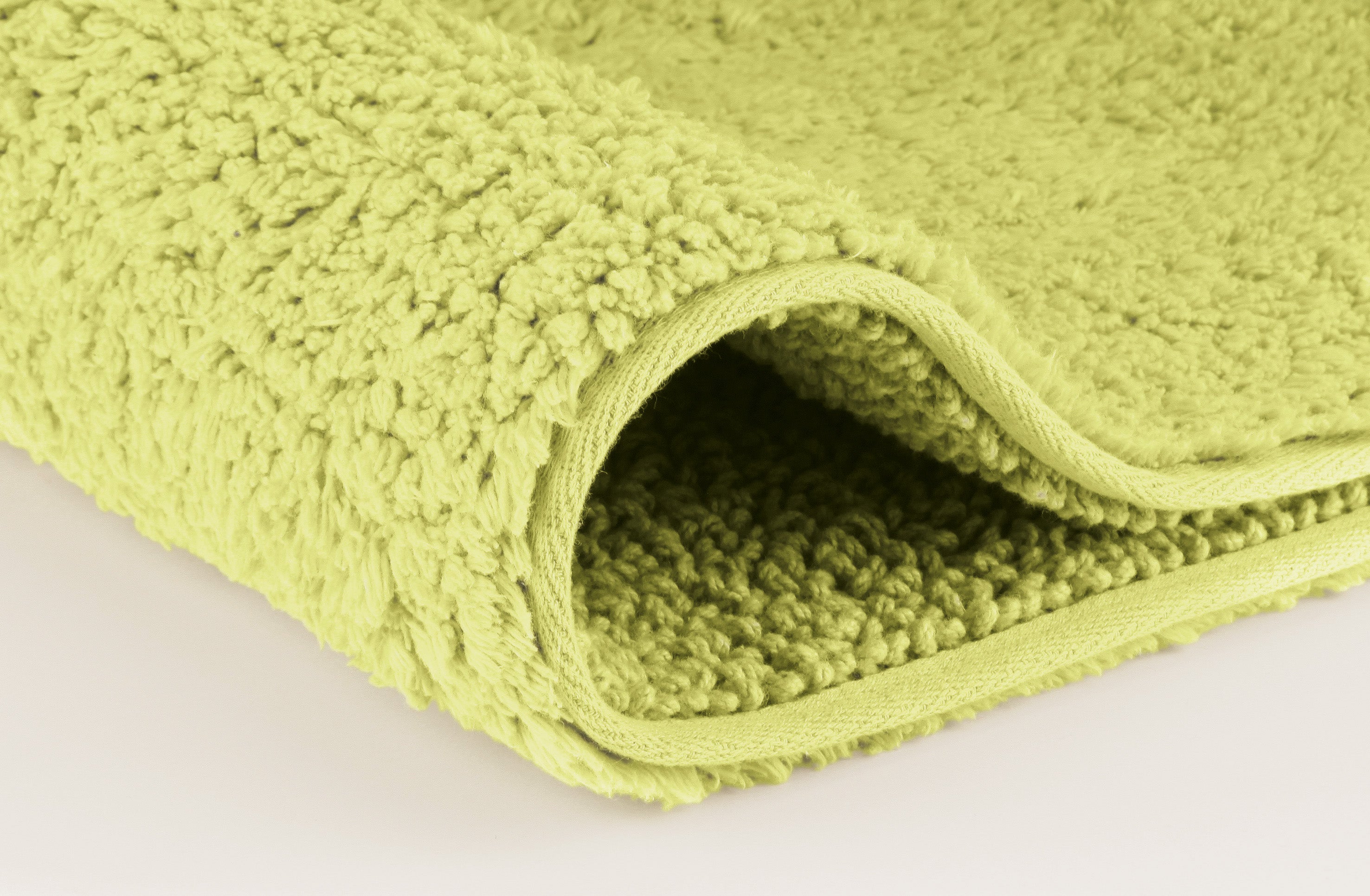 Gefaltete, flauschige Badematte aus Frottier in Hellgrün, Nahaufnahme