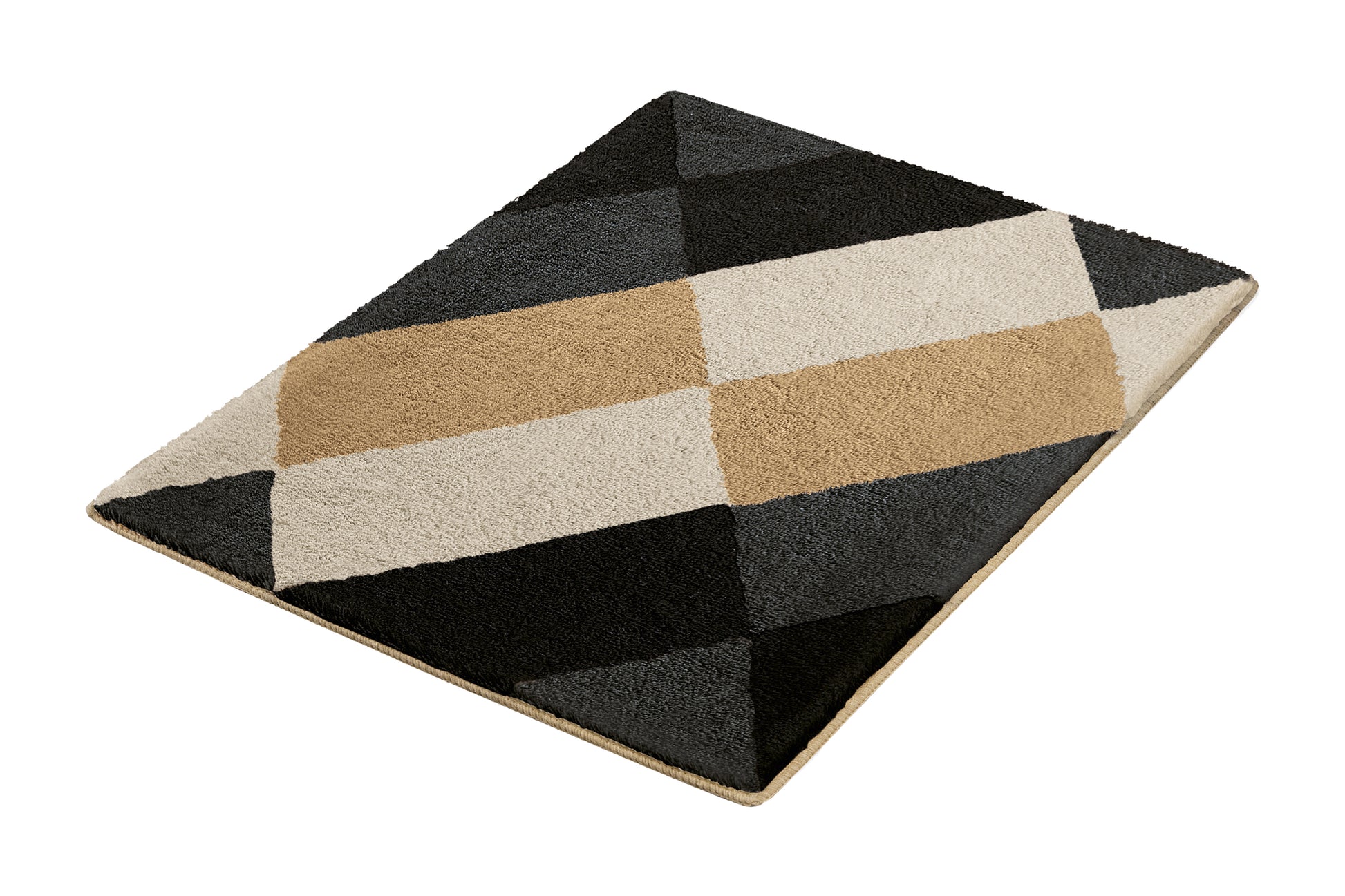 Badteppich AYANA Schwarz 55 x 65 cm mit geometrischem Muster in Beige, Grau und Schwarz liegt auf dem Boden.
