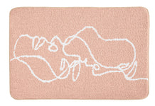 Rosa Badematte mit weißer, abstrakter Linienzeichnung zweier Gesichter