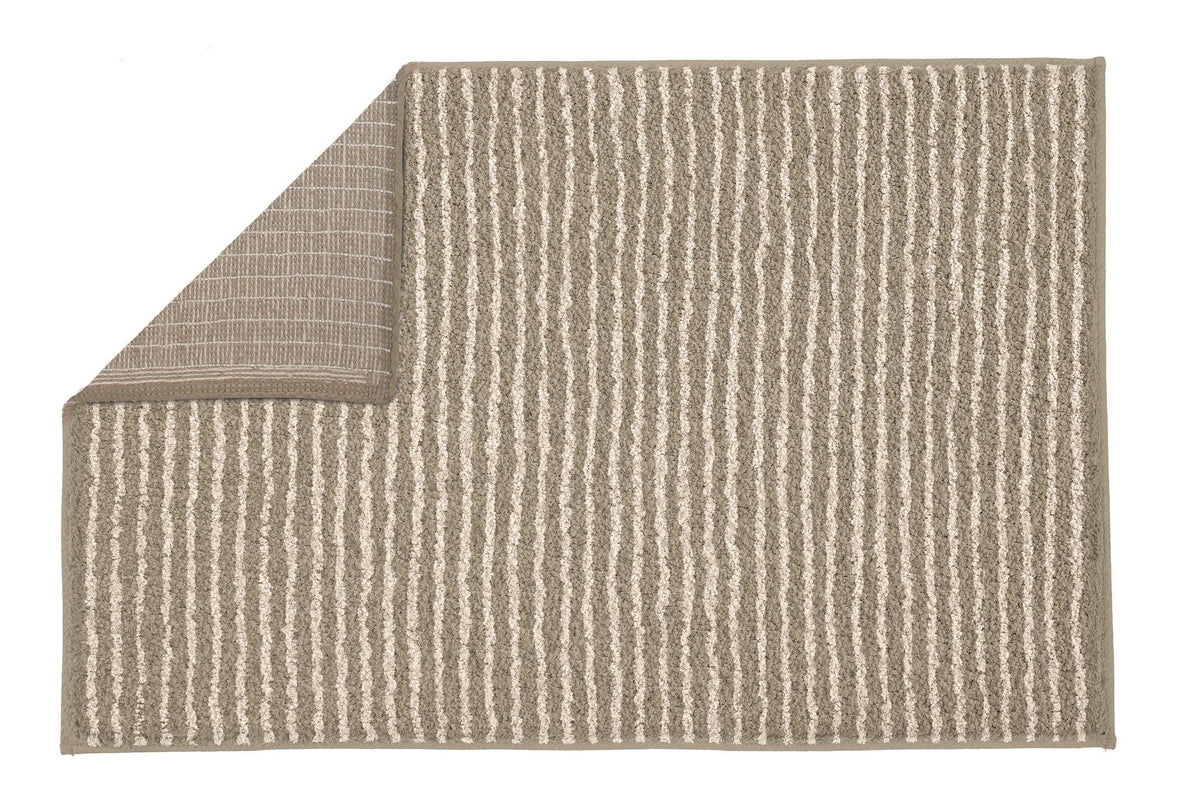Quadratische Badematte beige mit Streifen, umgeschlagene Ecke sichtbar
