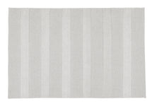 Hellgraue Badematte mit dezenten, vertikalen Streifenstrukturen