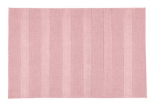Rosa Handtuch mit dezentem Streifenmuster, ausgebreitet dargestellt
