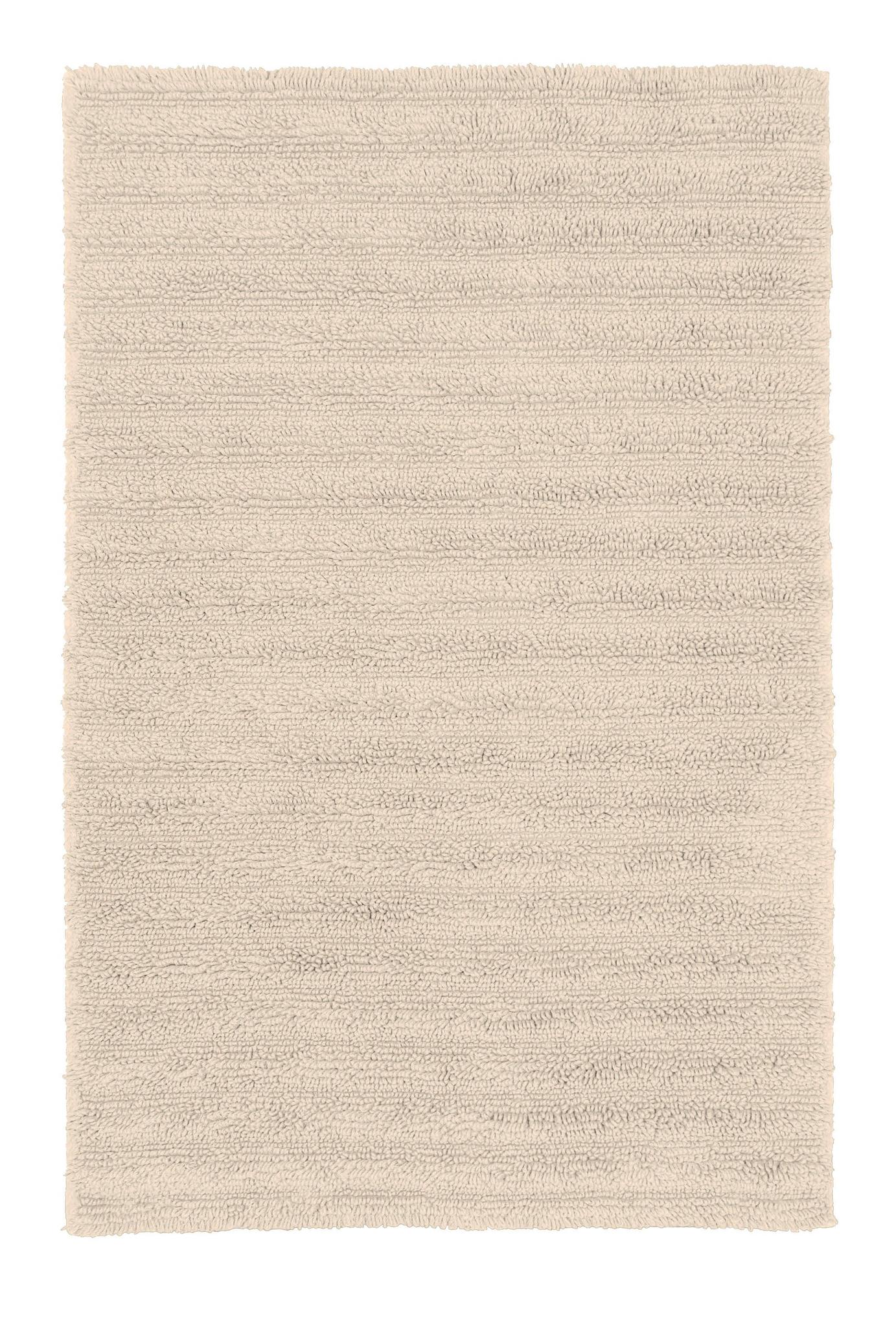 Rechteckiger, hochfloriger Badteppich in hellem Beige von oben gesehen