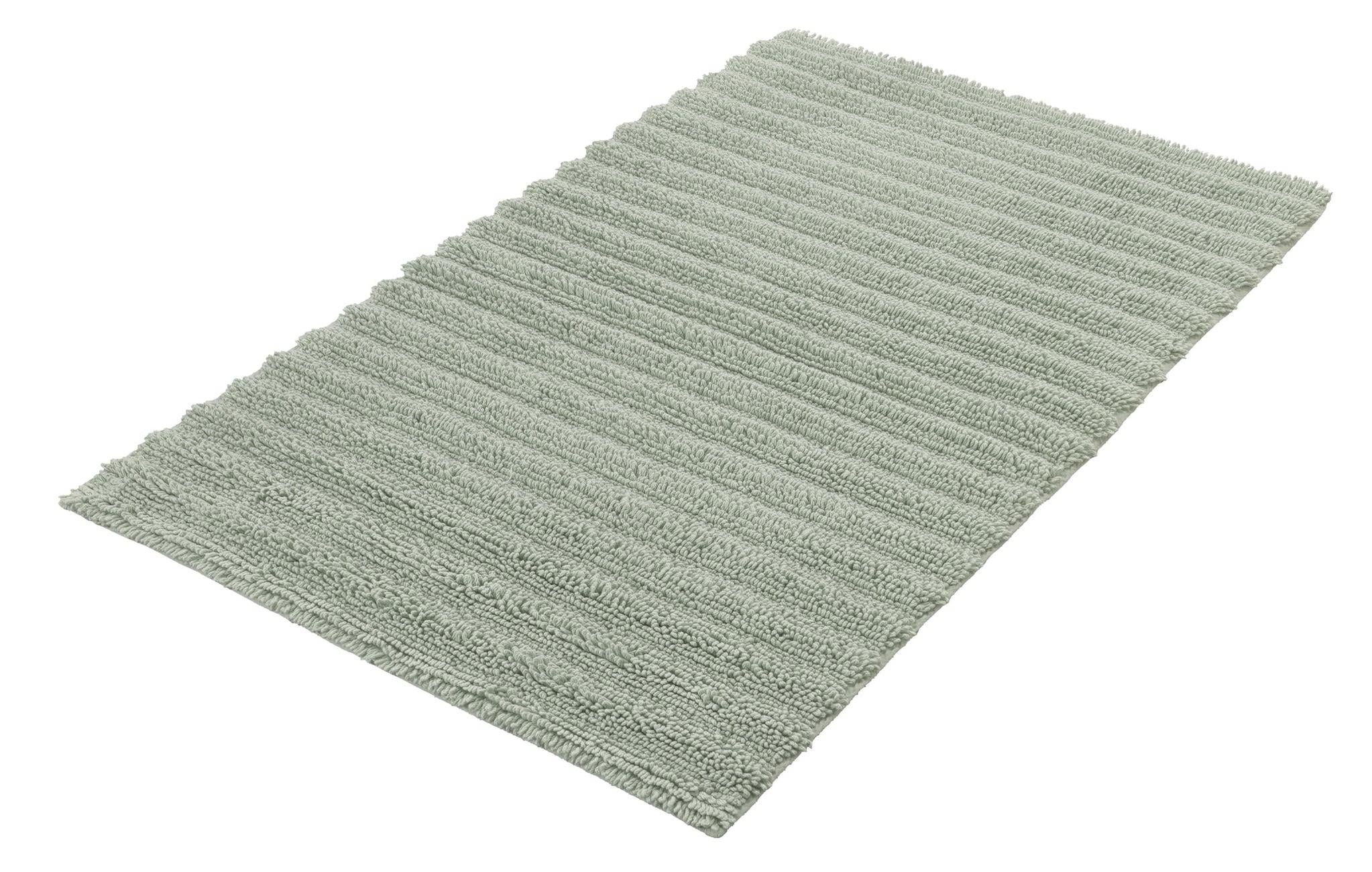 Badteppich YARA Maledivia 70 x 120 cm liegt in zartgrüner Farbe auf dem Boden.