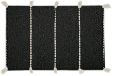 Schwarzer Badteppich mit hellen Längsstreifen und Fransen an den Kanten