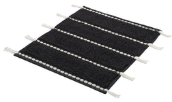 Schwarzer rechteckiger Badteppich mit weißen Quasten und Streifen