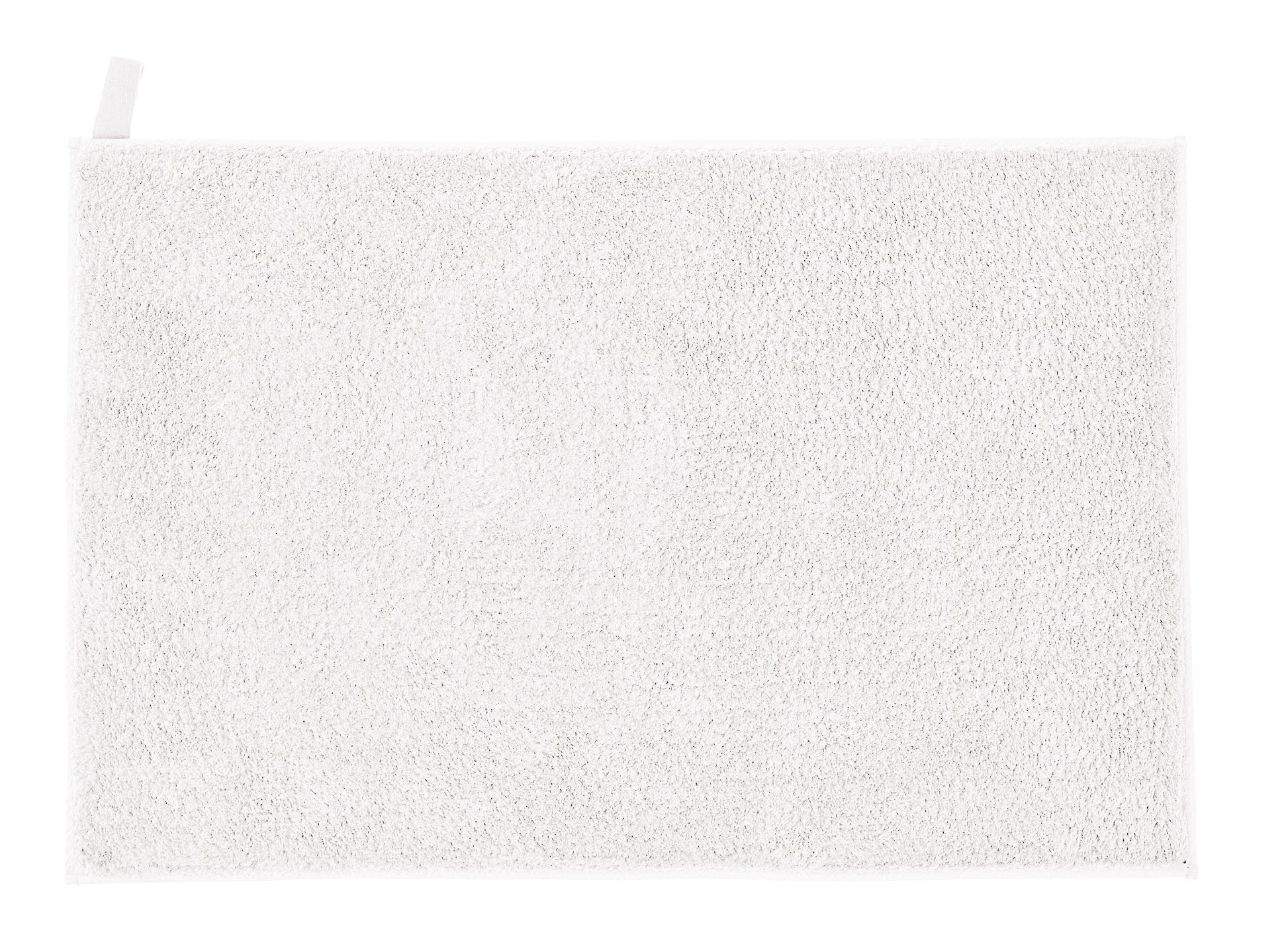 Der Badteppich VITA in Weiß mit 50 x 80 cm liegt flach auf hellem Untergrund.