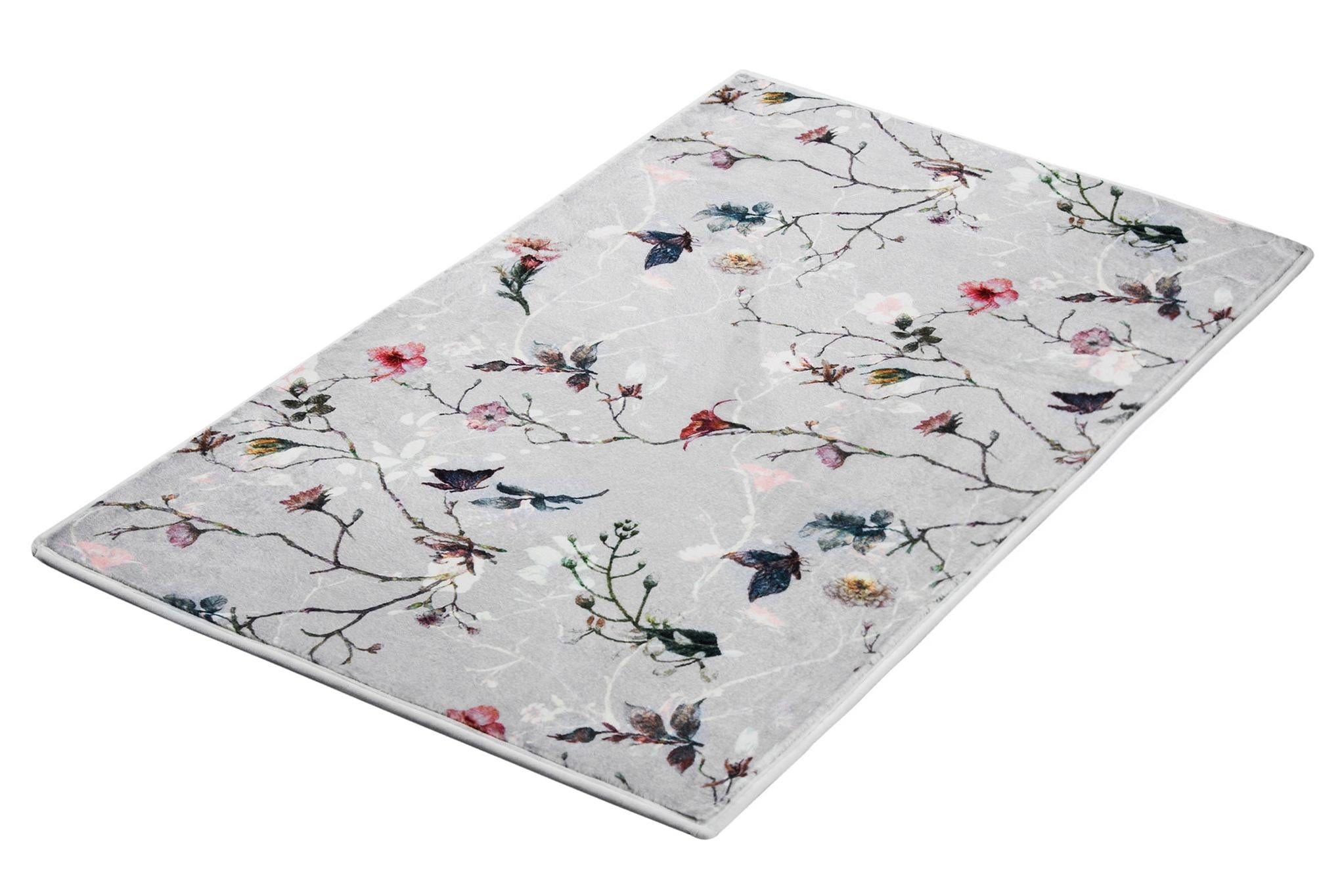 Graue Badematte mit filigranem Blumen- und Zweigmotiv in Pastelltönen