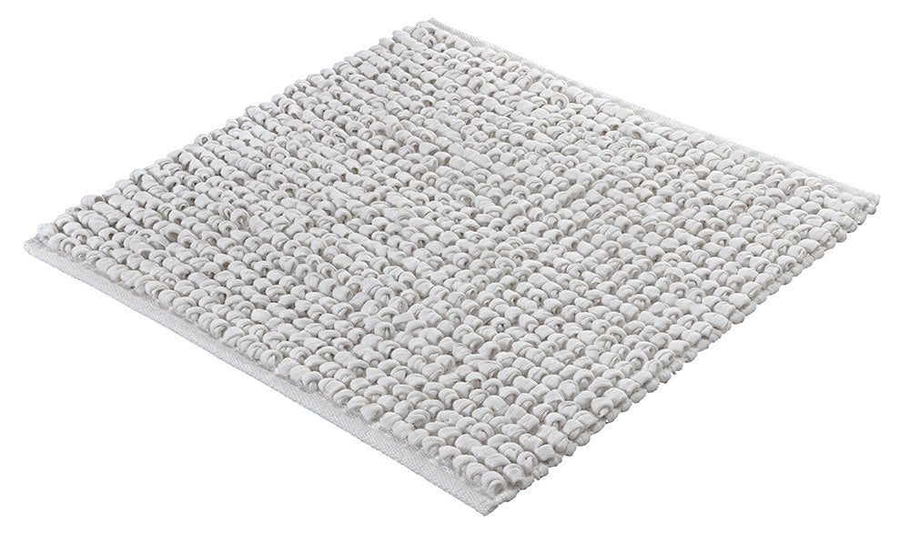 Der Badteppich BRAVA in Polarweiß zeigt sich als quadratische, flauschige Matte in 60 x 60 cm.