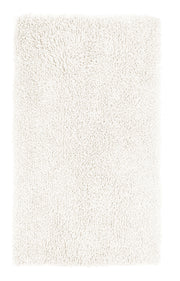Der Badteppich DANA in Polarweiß 70 x 120 cm liegt flach mit flauschiger Oberfläche.