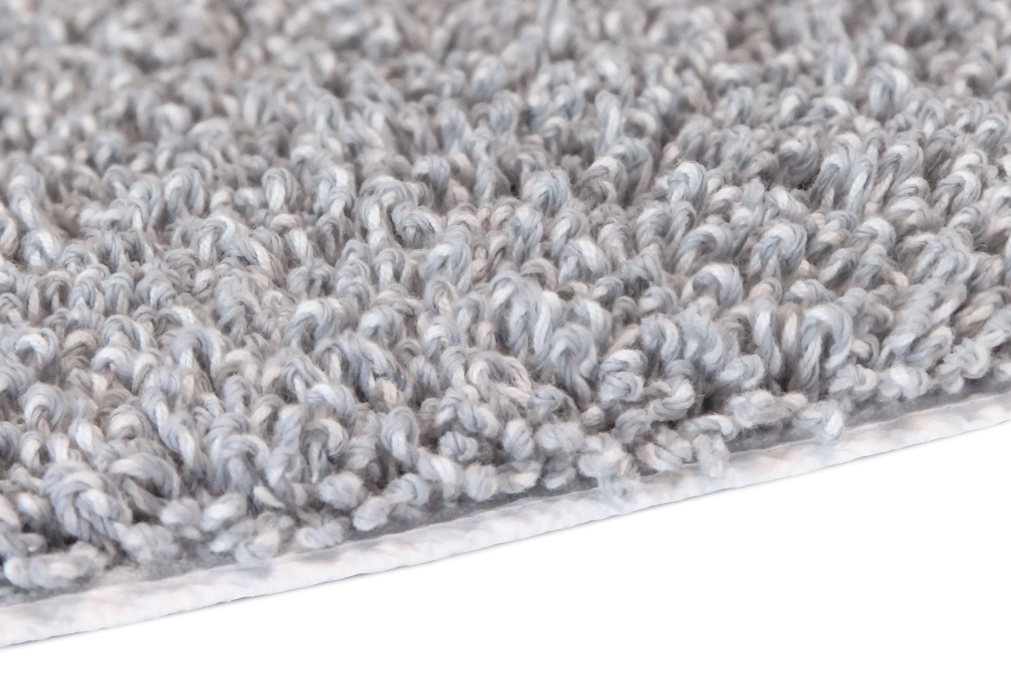 Nahaufnahme des Badteppichs DANA in Silbergrau mit weicher, dichter Oberfläche.