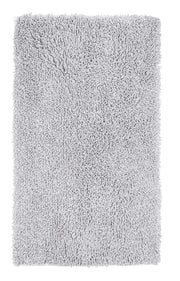 Badteppich DANA in Silbergrau 60 x 100 cm liegt flach und zeigt seine flauschige Oberfläche.