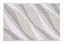 Rechteckige Badematte mit welligen Streifen in Grau- und Weißtönen