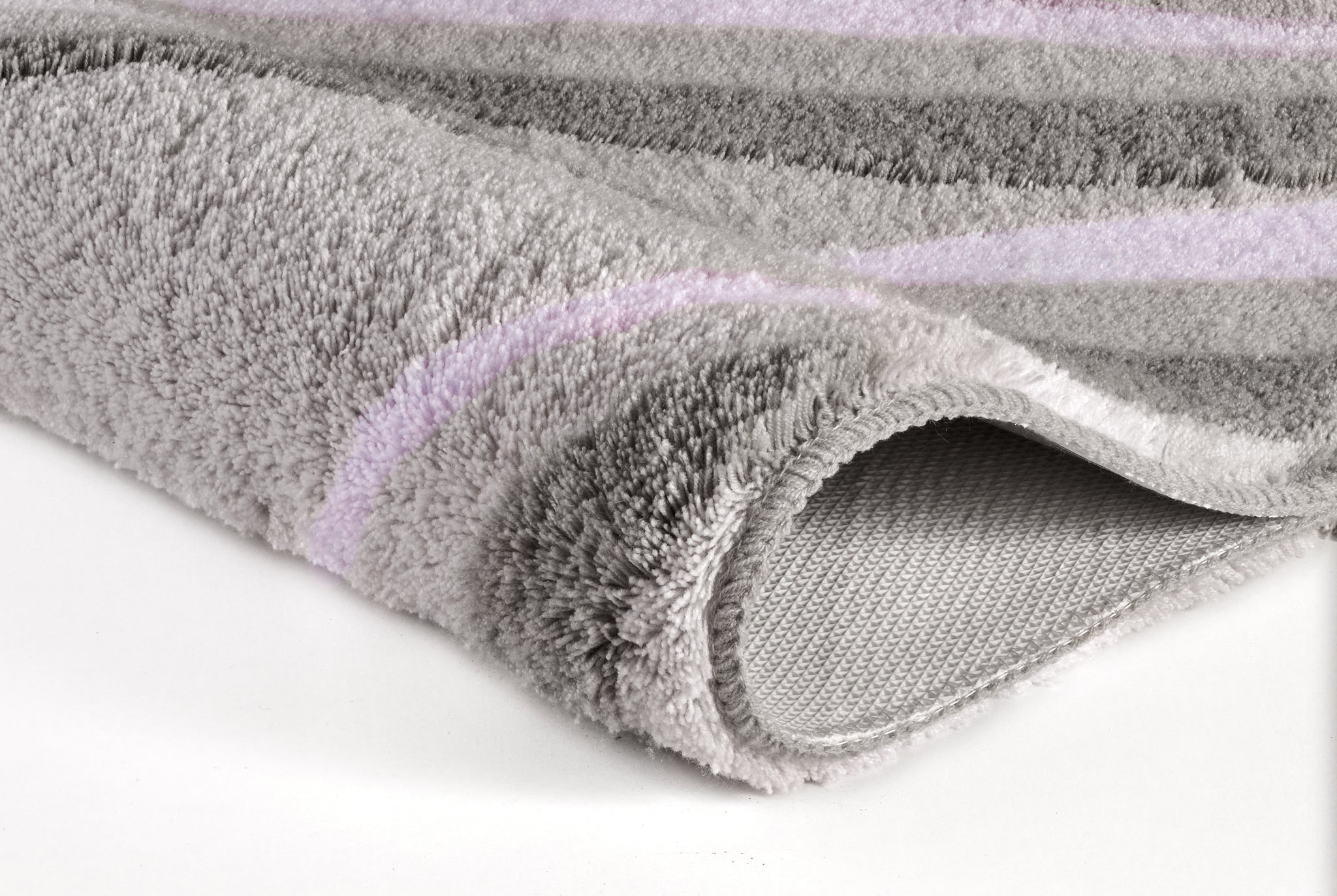 Weicher grauer Badteppich mit dezenten rosa Streifen, Nahaufnahme