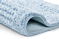 Weiche hellblaue Badematte aus dichtem, flauschigem Hochflor Material