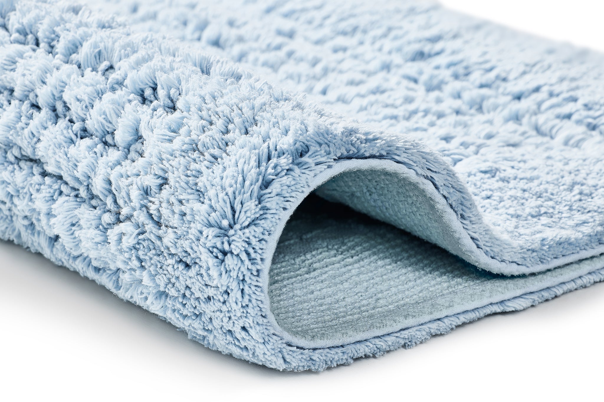 Nahaufnahme des hellblauen Badteppichs NET Opal 60 x 60 cm mit weicher, strukturierter Oberfläche.