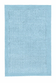 Hellblauer Badteppich NET Opal 60 x 90 cm mit strukturiertem Mittelfeld von oben fotografiert.