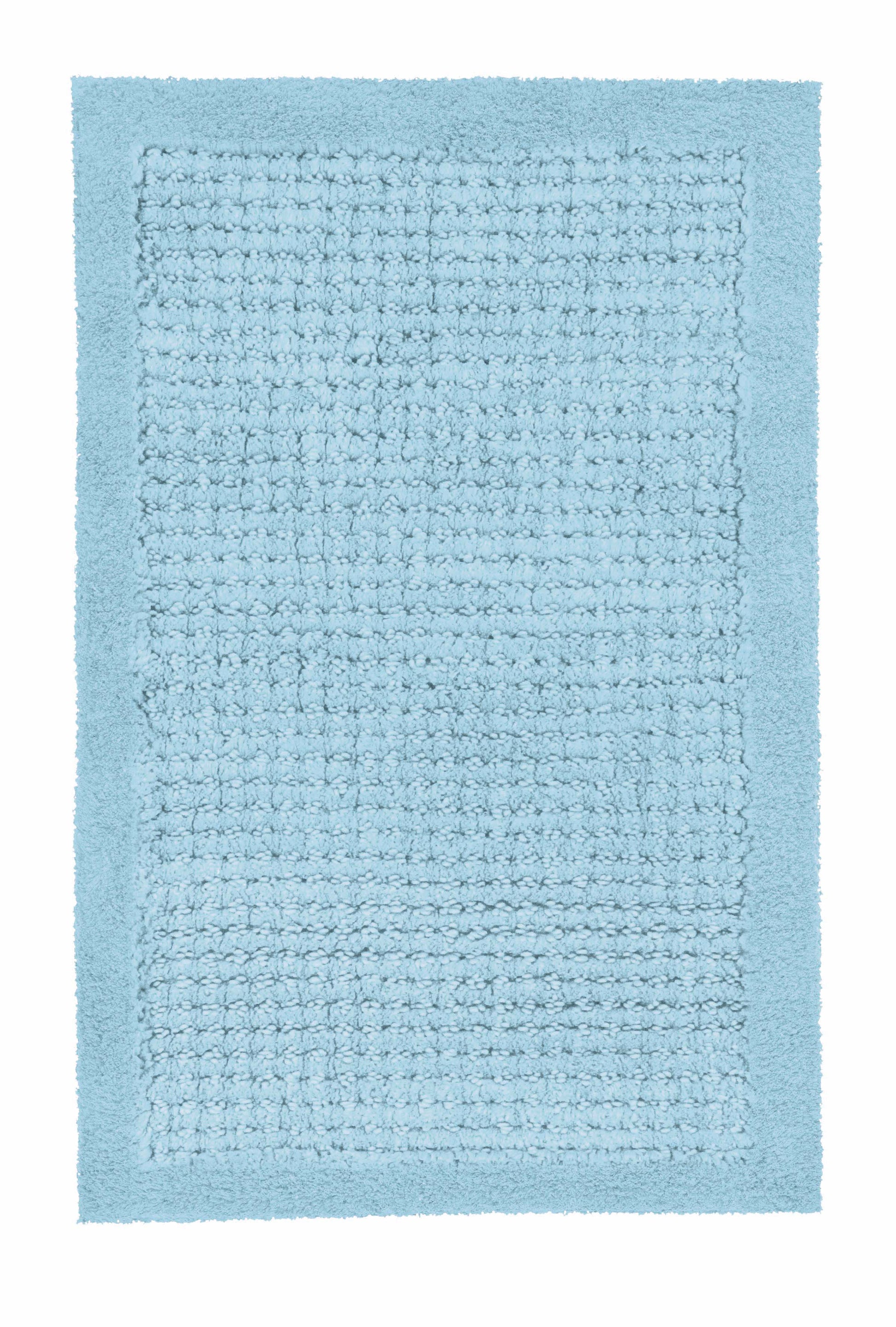 Hellblauer Badteppich NET Opal 60 x 90 cm mit strukturiertem Mittelfeld von oben fotografiert.