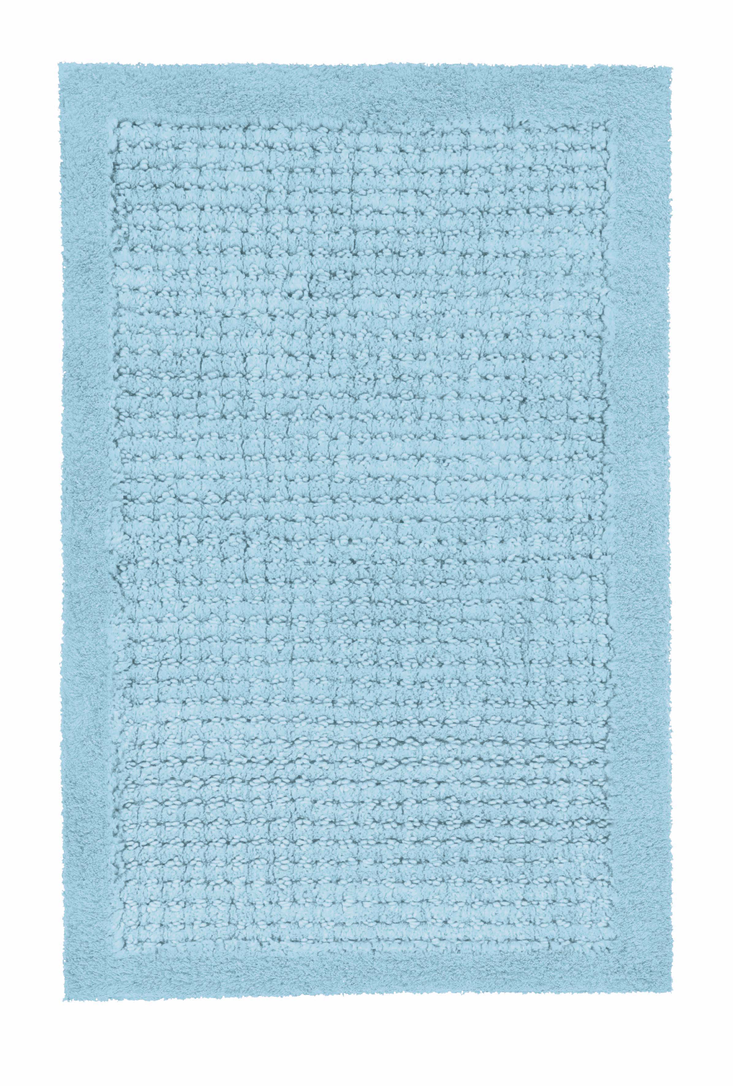 Hellblauer Badteppich NET Opal 60 x 90 cm mit strukturiertem Mittelfeld von oben fotografiert.