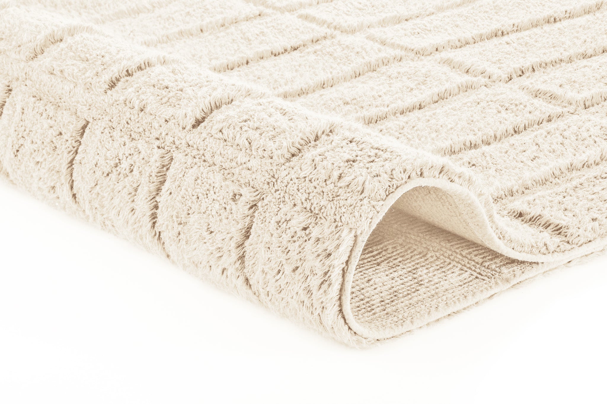 Beiger flauschiger Badteppich mit Karomuster, teilweise umgeschlagen