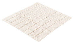 Quadratische, cremefarbene Badematte mit flauschigen Streifenstruktur