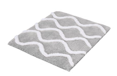 Graue Badematte aus Hochflor mit weißen, wellenförmigen Linien Muster