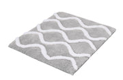 Graue Badematte aus Hochflor mit weißen, wellenförmigen Linien Muster